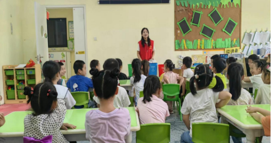 重庆高新区白市驿镇开展“校园垃圾分一分·绿色生活伴童行”环境日主题宣传活动