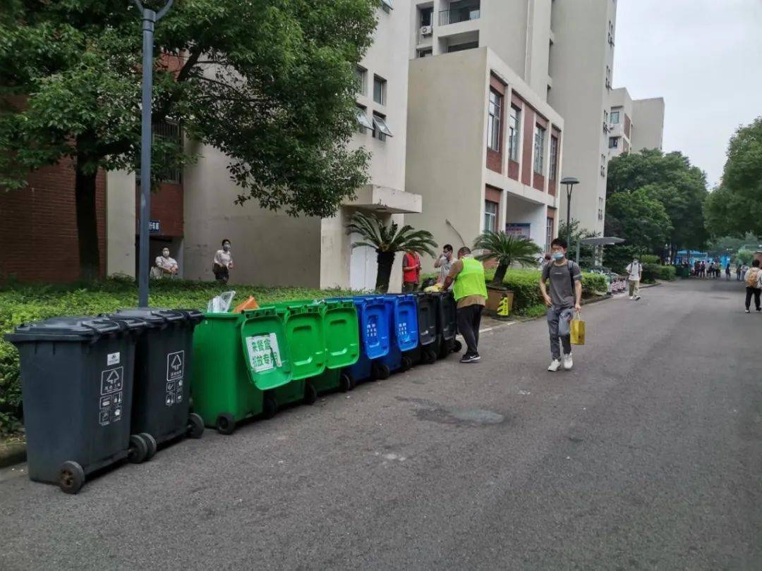 干净整洁的校园垃圾桶1
