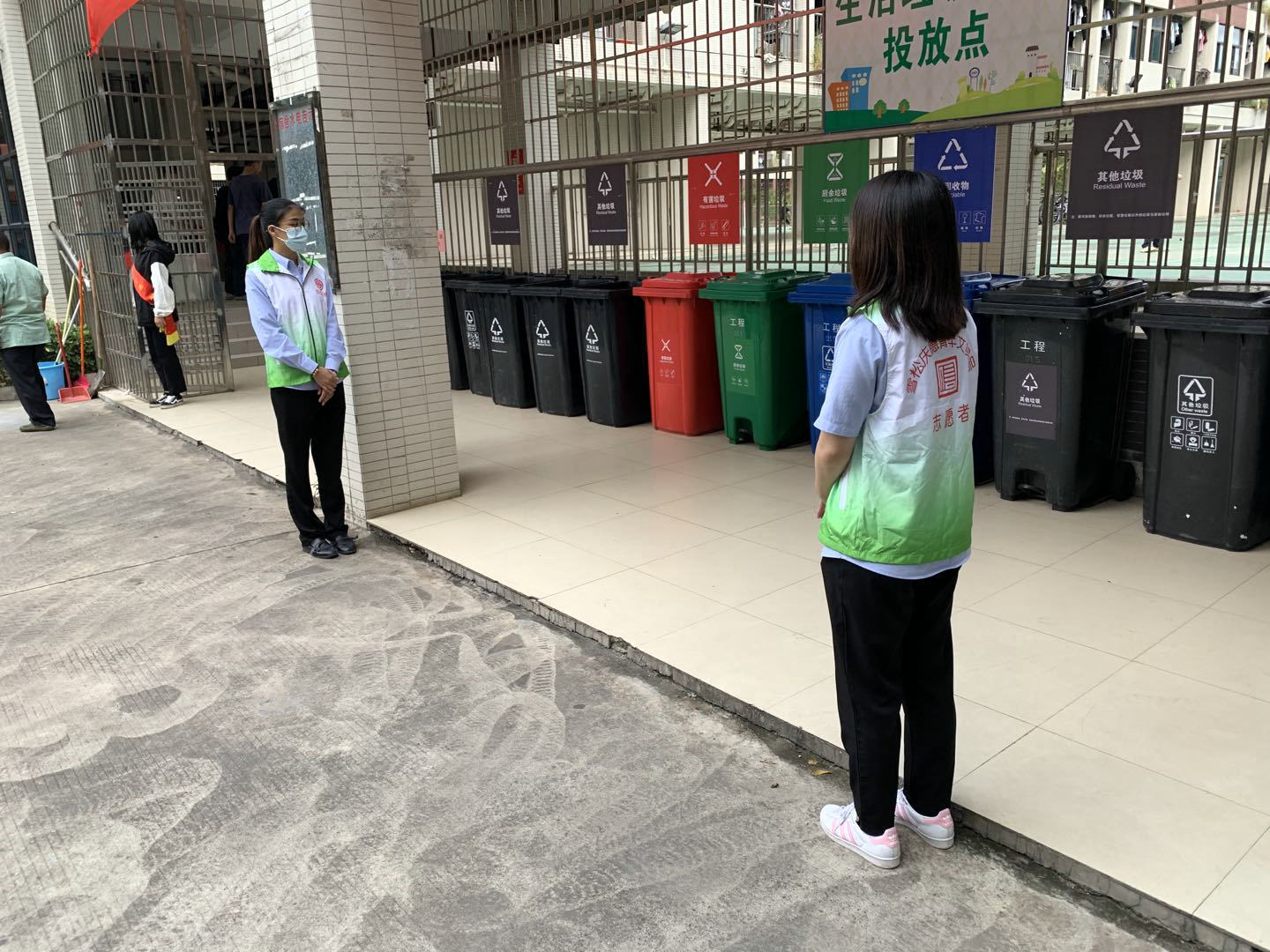 干净整洁的校园垃圾桶2