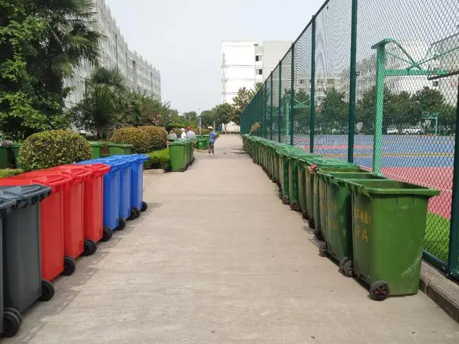 干净整洁的校园垃圾桶6