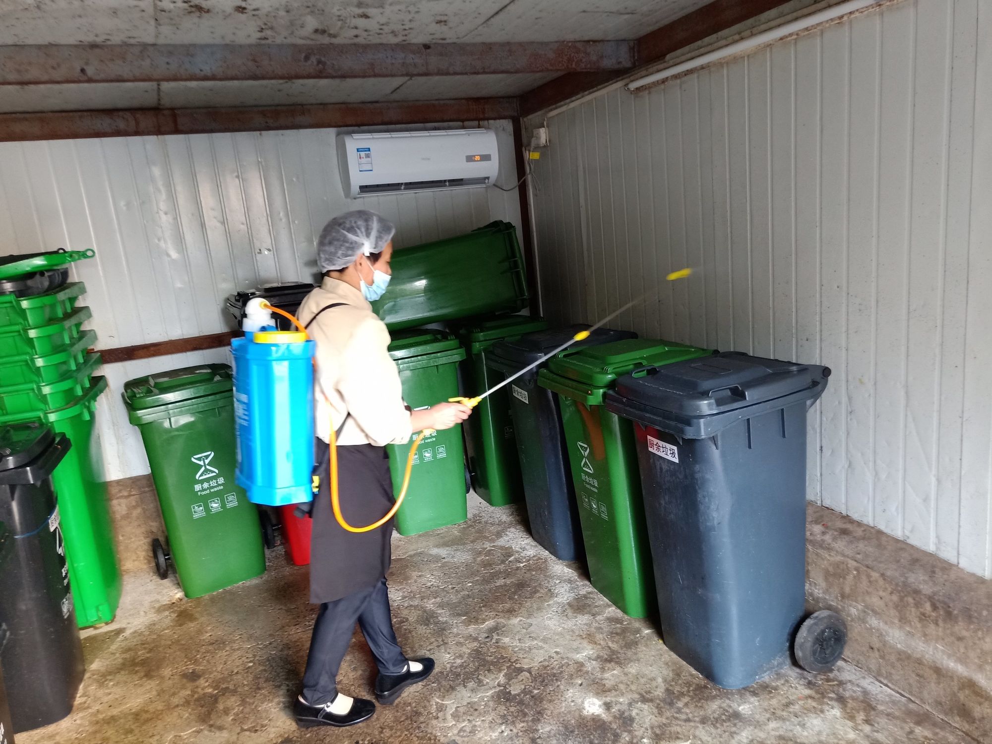 垃圾桶清洗消毒1